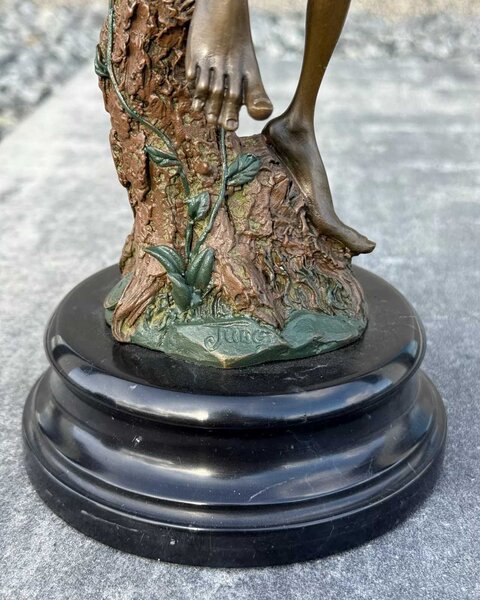 Bronzová socha - Skřítek sedící na větvi pohádková figurka