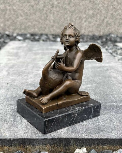 Bronzová socha - Putto s lyrou - andělská soška dítěte