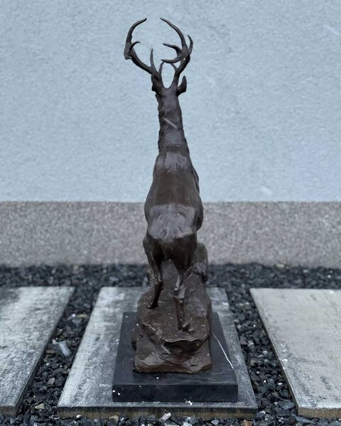 Luxusní lovecká bronzová socha - Jelen na skále
