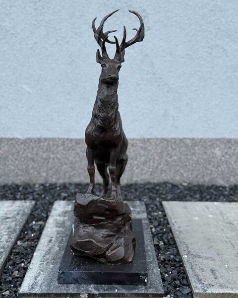 Luxusní lovecká bronzová socha - Jelen na skále