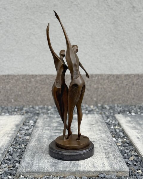 Bronzová socha - Tančící pár - moderní figurální soška