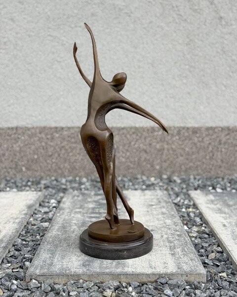 Bronzová socha - Tančící pár - moderní figurální soška