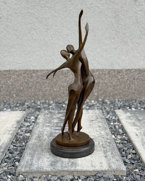Bronzová socha - Tančící pár - moderní figurální soška