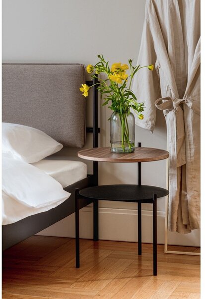 Černý/v tmavě přírodní barvě noční stolek s deskou v dekoru ořechového dřeva Tu – noo.ma