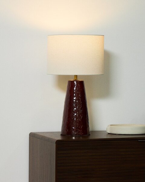 Červená/bílá stolní lampa s textilním stínidlem (výška 49 cm) Drava – Kave Home