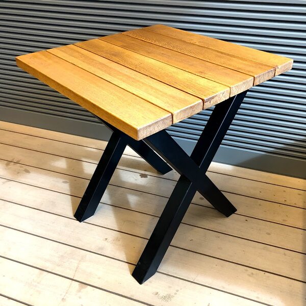 KULHÁNEK Čtvercový stolek s kovovými nohami „X“ Odstín nátěru: lazura - pinia, Velikost desky: 70x70 cm, Odstín podnože: černá s jemnou strukturou - JS RAL 9005