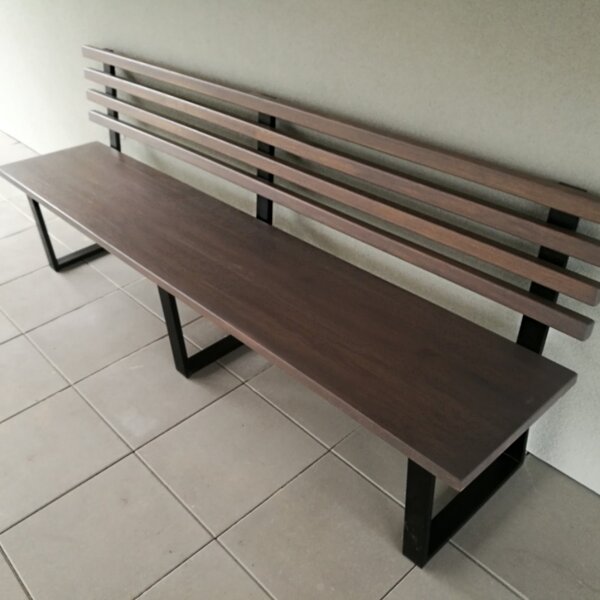 KULHÁNEK Designová zahradní lavice s opěradlem - dlouhá Délka: 250 cm, Odstín nátěru: lazura - ořech, Odstín podnože: černá s jemnou strukturou - JS RAL 9005