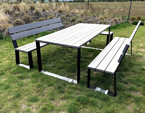 KULHÁNEK Zahradní sestava s nohami z ploché oceli - stůl, 2x lavice s opěradlem Délka: 150 cm, Odstín nátěru: lazura - teak, Odstín podnože: černá s jemnou strukturou - JS RAL 9005