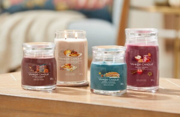 Střední vonná svíčka Yankee Candle Autumn Daydream Signature