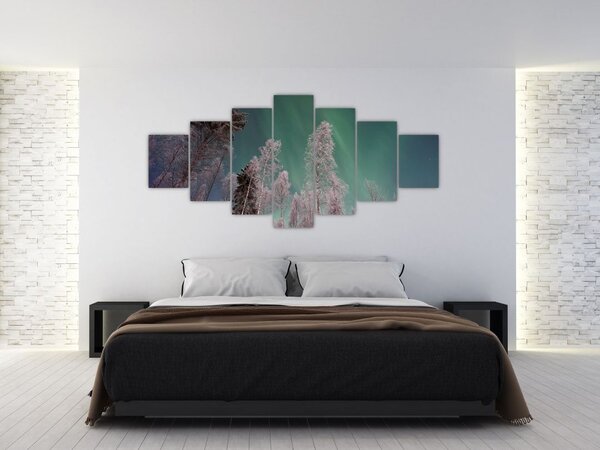 Obraz polární záře nad zmrzlými stromy (210x100 cm)