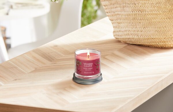 Malá vonná svíčka Yankee Candle Black Cherry Signature Tumbler