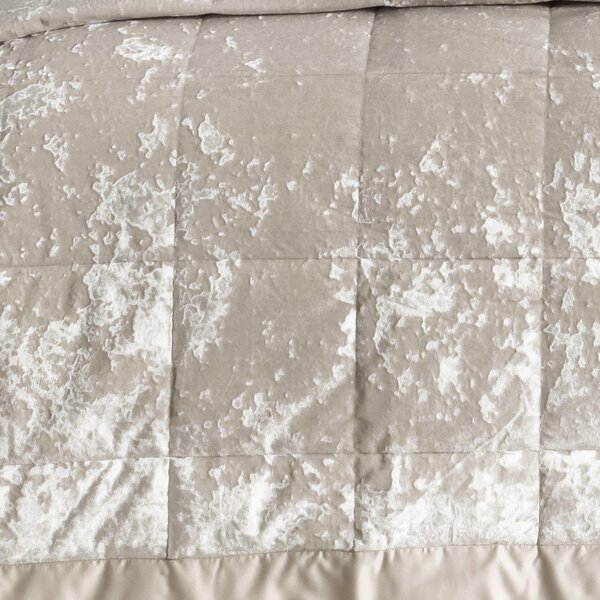 Béžový sametový prošívaný přehoz na dvoulůžko 220x220 cm Crushed – Catherine Lansfield