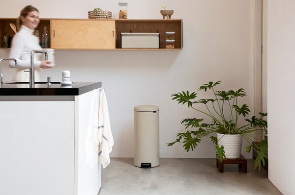 Brabantia pedálový odpadkový koš newIcon - 30 L, jemná béžová