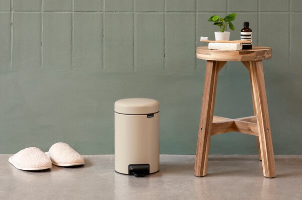 Brabantia pedálový odpadkový koš newIcon - 5 L, jemná béžová
