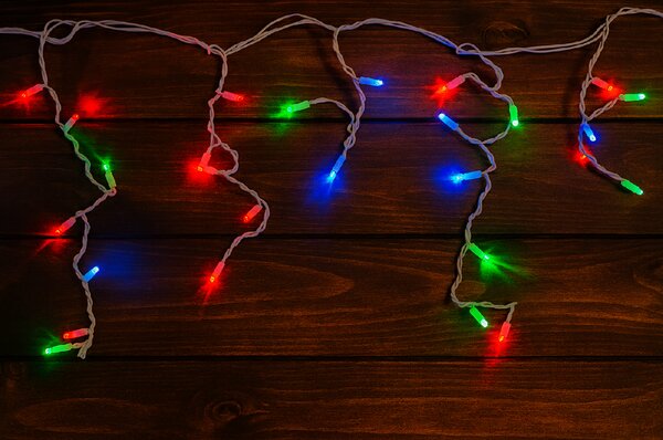 Venkovní LED vánoční závěs ELITE – 3 m, multicolor, blikající, silný bílý kabel