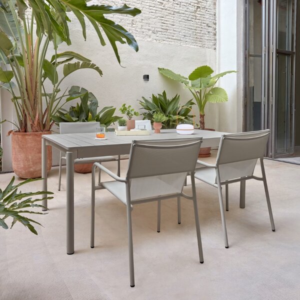 Světle šedý kovový zahradní rozkládací stůl Kave Home Zaltana 140/200 x 90 cm
