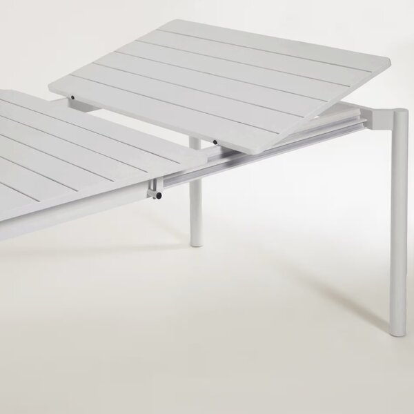 Světle šedý kovový zahradní rozkládací stůl Kave Home Zaltana 140/200 x 90 cm