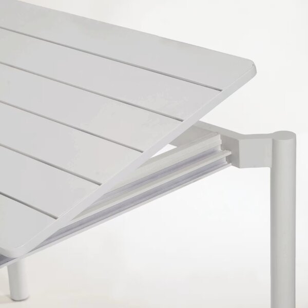 Světle šedý kovový zahradní rozkládací stůl Kave Home Zaltana 140/200 x 90 cm