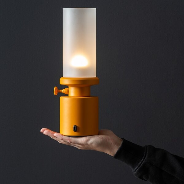 Present time Žlutá kovová nabíjecí stolní LED lampa Campy