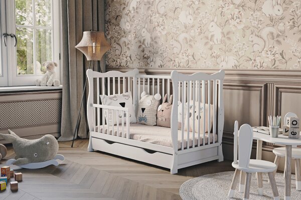 Dětská postýlka Julia 60×120 cm bílá s bočnicí a šuplíkem – elegantní dřevěná postýlka s úložným prostorem Druh matrace: bez matrace