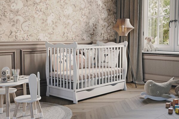 Dětská postýlka Julia 60×120 cm bílá s bočnicí a šuplíkem – elegantní dřevěná postýlka s úložným prostorem Druh matrace: bez matrace