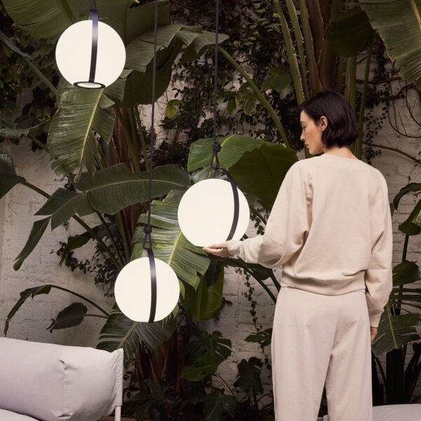 Bílá plastová stolní LED lampa Kave Home Dinesh s černou rukojetí