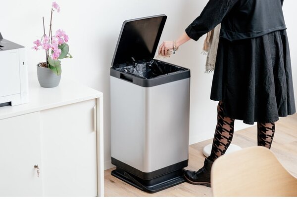 Nášlapný plastový odpadkový koš ve stříbrné barvě 80 l Tokyo – DEA HOME