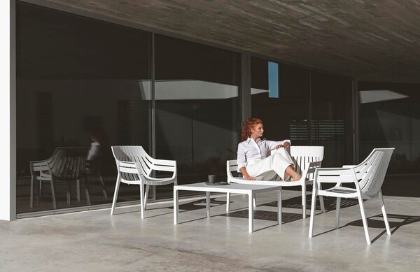 VONDOM Béžové plastové zahradní lounge křeslo SPRITZ