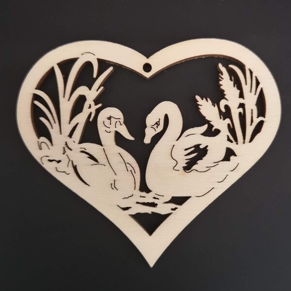 AMADEA Dřevěná ozdoba srdce s labutěmi 17 cm