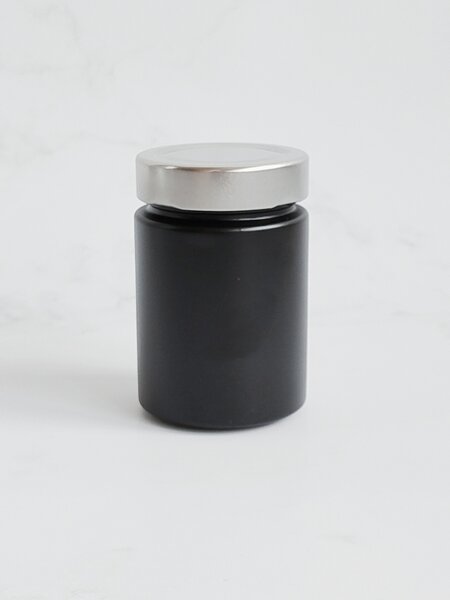 Kořenka skleněná černá TOM 192 ml se stříbrným víčkem Twist Off Deep 58 mm