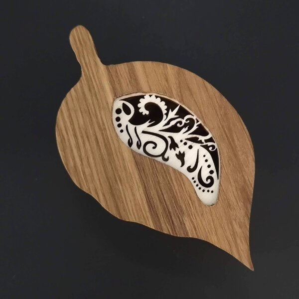 AMADEA Dřevěná krabička ve tvaru listu, masivní dřevo s vkladem z topolové překližky, 11x6x3 cm