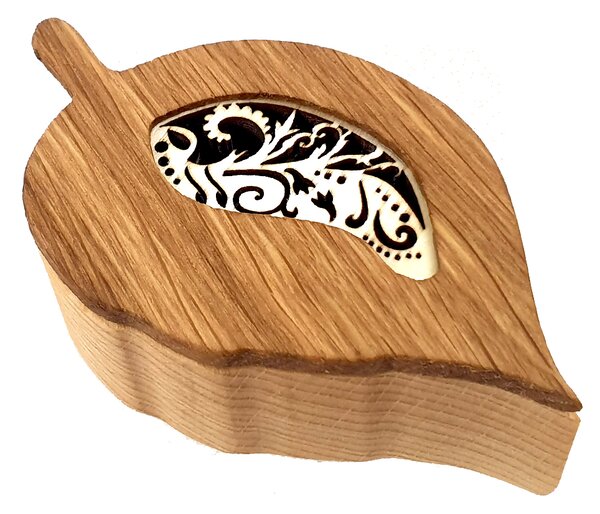 AMADEA Dřevěná krabička ve tvaru listu, masivní dřevo s vkladem z topolové překližky, 11x6x3 cm