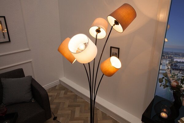 Stylová moderní kovová stojící lampa Levels s pěti kulatými hnědými a bílými lněnými stínítky 176 cm