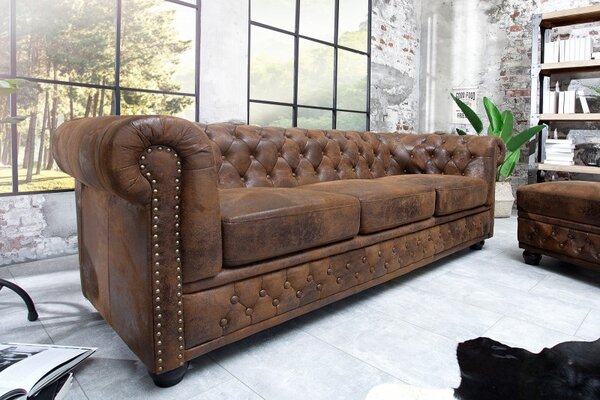 Luxusní vintage hnědá sedačka Antik s chesterfield prošíváním z kůže s nýty s černými nožičkami 205 cm