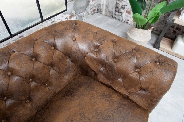 Luxusní vintage hnědá sedačka Antik s chesterfield prošíváním z kůže s nýty s černými nožičkami 205 cm