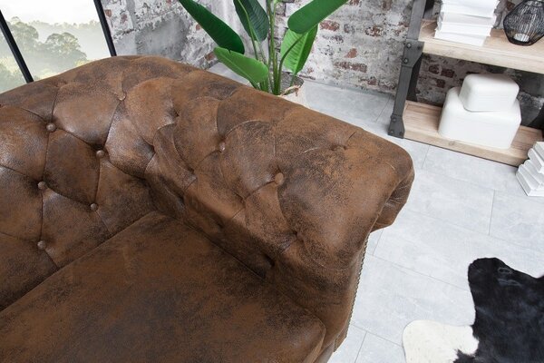 Elegantní pohodlné křeslo Chesterfield