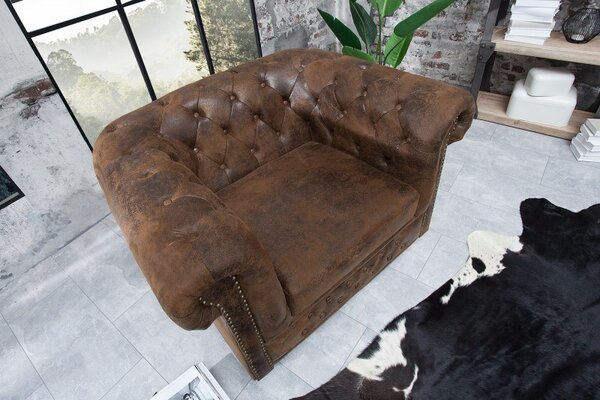 Elegantní pohodlné křeslo Chesterfield