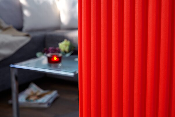 Moderní obdélníková stojací lampa Paris v červeném latexu s oranžovým podtónem a stříbrnou čtvercovou podstavou 120 cm
