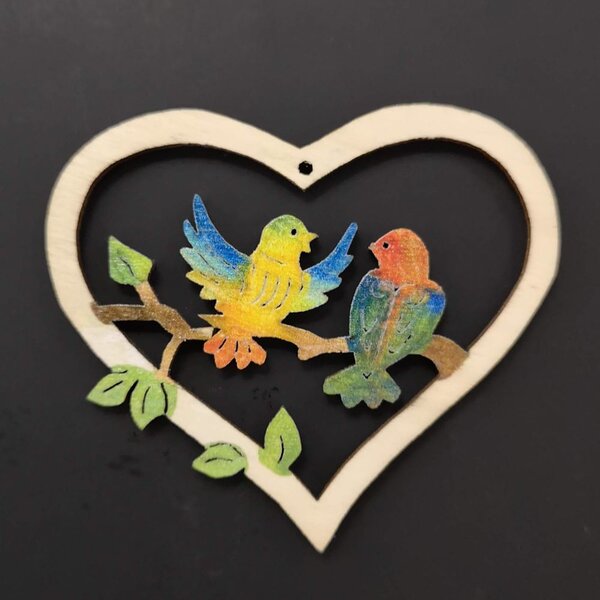 AMADEA Dřevěná ozdoba barevná srdce s ptáčky 6 cm