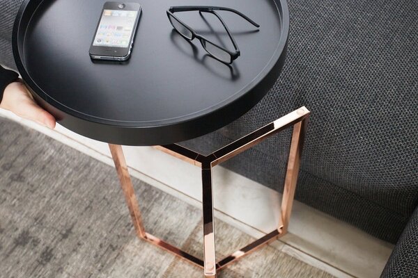 Art deco kulatý kovový příruční stolek Modul s černou dřevěnou deskou a měděnou podstavou s lesklým povrchem 40 cm