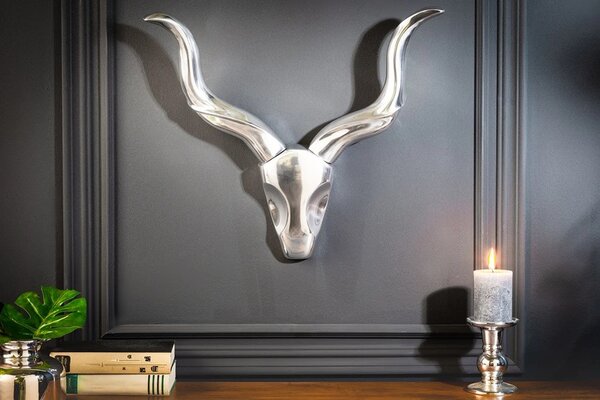 Designová moderní kovová nástěnná dekorace Gazelle ve stříbrné barvě s motivem lebky s rohy 55 cm