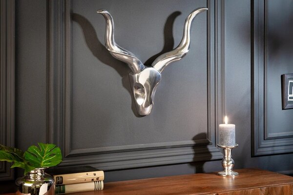 Designová moderní kovová nástěnná dekorace Gazelle ve stříbrné barvě s motivem lebky s rohy 55 cm