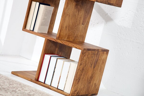Koloniální hnědý regál Makassar ze sheeshamového masivu s pěti kostkami ve střídavém uspořádání a lakovaným povrchem 150 cm