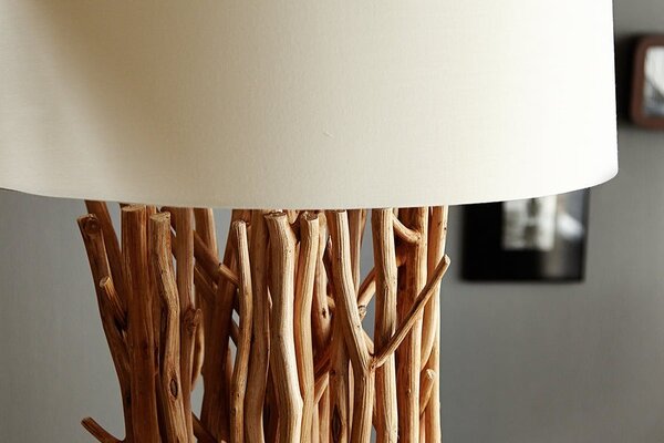 Etno stojící lampa Euphoria z naplavených větví s kulatým krémovým lněným stínítkem a černou čtvercovou podstavou 175 cm