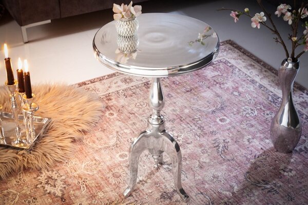 Stylový barokní glamour kulatý stříbrný příruční stolek Modern Barock z chromu se třemi kabriolovými nožičkami 55 cm