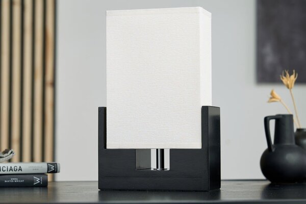 Moderní stolní lampa Gina s obdélníkovým béžovým stínítkem a černou podstavou s chromovým detailem 26 cm