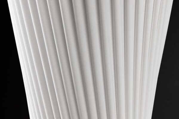 Moderní bílá kulatá vysoká lampa Helix se zatočením a stříbrnou kovovou podstavou 180 cm