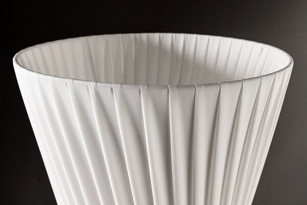 Moderní bílá kulatá vysoká lampa Helix se zatočením a stříbrnou kovovou podstavou 180 cm