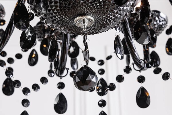 Designový zámecký lustr Karat v černé lesklé barvě s patnácti rameny s dekorativními krystaly 80 cm
