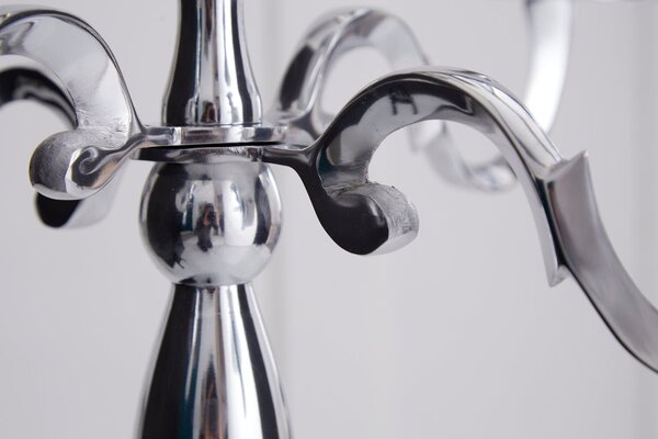 Klasický zámecký vysoký stříbrný kovový 5 ramenný svícen Modern barock s lesklým povrchem 120 cm